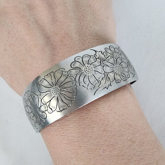 Kirk Pewter Aster Cuff 900-9 Floral Engraved Bracelet - Picture 1 of 8